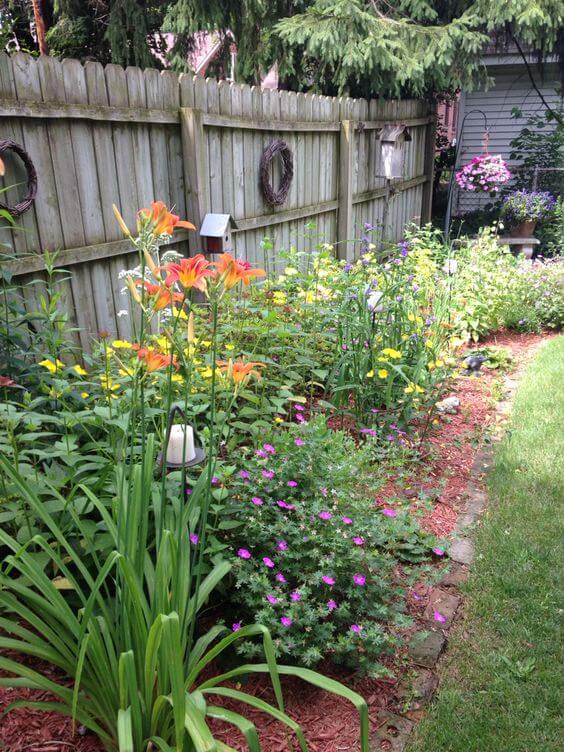 30 Great Inspirations Using Flowers To Spice Up Your Landscaping - 203