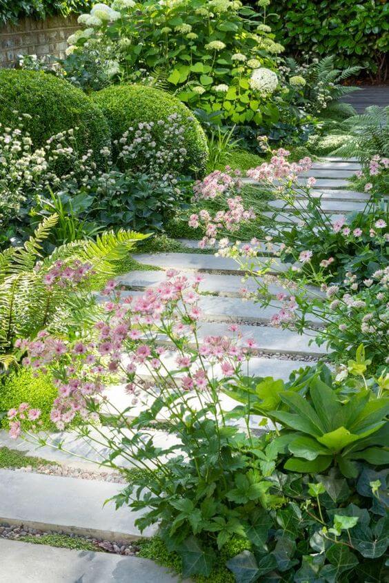 30 Great Inspirations Using Flowers To Spice Up Your Landscaping - 217