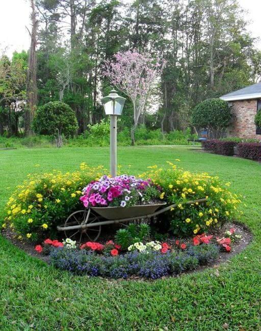 30 Great Inspirations Using Flowers To Spice Up Your Landscaping - 213